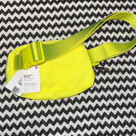 NWT OG Electric Lemon lululemon Everywhere Belt Bag EBB 1L - Picture 6 of 11